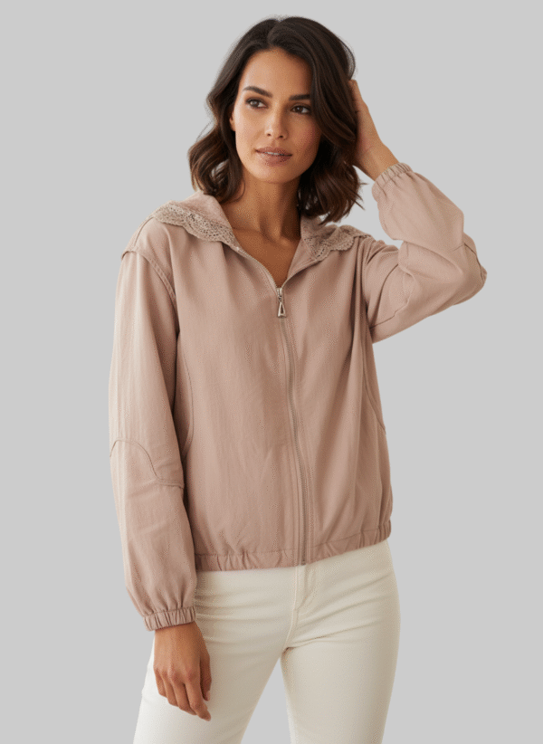 Chaqueta Romántica con Capucha: Confort y Encaje Floral